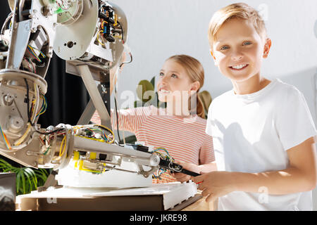 Fröhliche kleine Kinder Robotik Ausstellungsbesuch Stockfoto