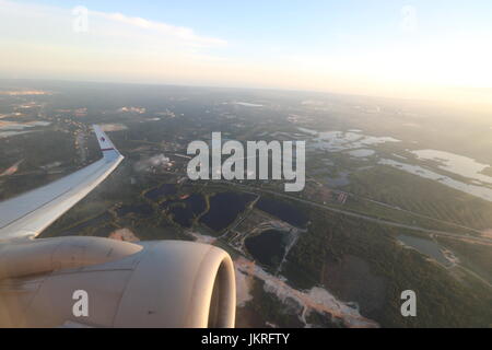 Malaysia Airlines Boeing 737-800, die vom Flughafen Kuala Lumpur abfliegt In der Abenddämmerung Stockfoto