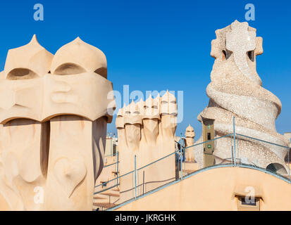 Barcelona-Catalunya Barcelona Spanien La Pedrera Barcelona Casa Mila Barcelona auf dem Dach mit Schornsteinen von dem Architekten Antoni Gaudi Eu Europa Catalonia Stockfoto