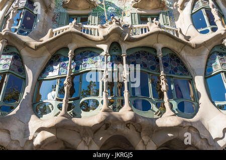 Barcelona-Catalunya Mosaik gefliesten Fassade der Casa Batllo Außenseite vom Architekten Antoni Gaudi Barcelona Spanien Eu Europa Katalonien Stockfoto