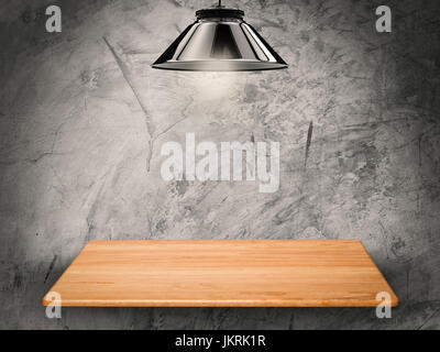 Holzregal auf Zement Hintergrund mit 3d Rendering hängenden Glühbirne Stockfoto