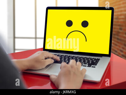 Depressive Gefühle Konzept, Smiley Emoticon gedruckt Depression und Traurigkeit traurig pessimistisch Gesicht Stockfoto