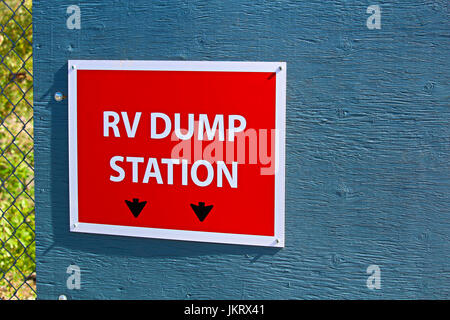 Eine RV-Dump-Station melden Sie am Rande eines Gebäudes. Stockfoto