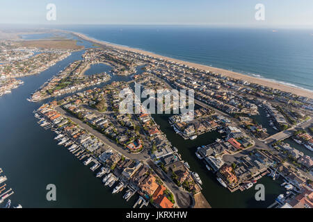 Antenne des Sunset Beach Waterfront Häuser und Boote in Orange County in Kalifornien. Stockfoto