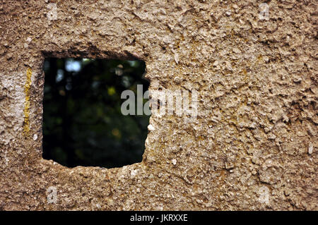 Alte Wand mit Fenster Loch Stockfoto