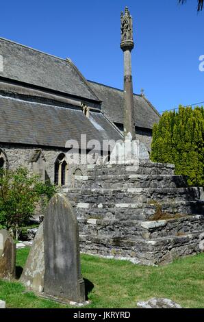 Predigt auf dem Friedhof der historischen St Illtyd Kirche Llantwit Major Vale von Glamorgan Wales Cymru UK GB Cross Stockfoto