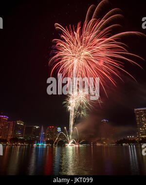 Am 4. Juli Feuerwerk am Lake Eola Park in der Innenstadt von Orlando, Florida. Stockfoto