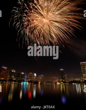 Am 4. Juli Feuerwerk am Lake Eola Park in der Innenstadt von Orlando, Florida. Stockfoto