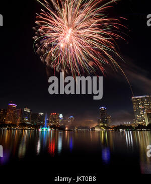 Am 4. Juli Feuerwerk am Lake Eola Park in der Innenstadt von Orlando, Florida. Stockfoto