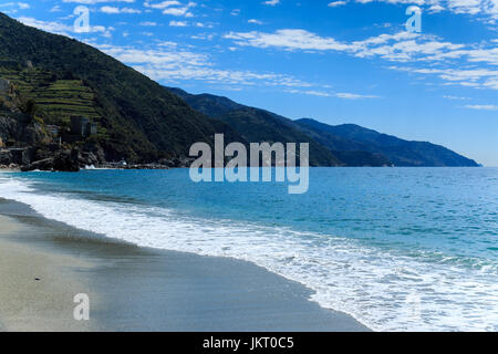 Kies-Strand in der Nähe, zu Fuß, nachgestellte durch Dörfer der Cinque Terre in Italien. Fokus auf Schaum Wellen Meer. Stockfoto