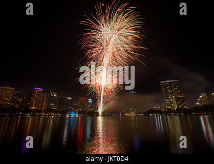 Am 4. Juli Feuerwerk am Lake Eola Park in der Innenstadt von Orlando, Florida. Stockfoto