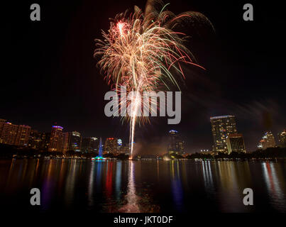 Am 4. Juli Feuerwerk am Lake Eola Park in der Innenstadt von Orlando, Florida. Stockfoto