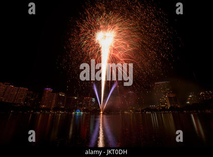 Am 4. Juli Feuerwerk am Lake Eola Park in der Innenstadt von Orlando, Florida. Stockfoto