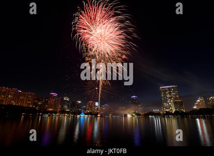 Am 4. Juli Feuerwerk am Lake Eola Park in der Innenstadt von Orlando, Florida. Stockfoto