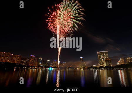 Am 4. Juli Feuerwerk am Lake Eola Park in der Innenstadt von Orlando, Florida. Stockfoto