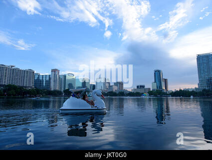 Swan geformte Paddelboote am Lake Eola Park mit der Downtown Orlando Skyline im Hintergrund Am 4. Juli. Stockfoto