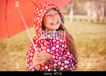 Mädchen genießen das regnerische Wetter Stockfoto