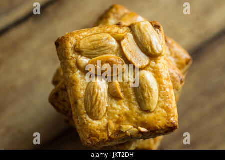 Hohe Stapel von hausgemachten Mandel Weihnachtsgebäck auf Plank Holz Hintergrund, Draufsicht, Textfreiraum, Urlaub backen, Desserts &amp; Süßspeisen Stockfoto