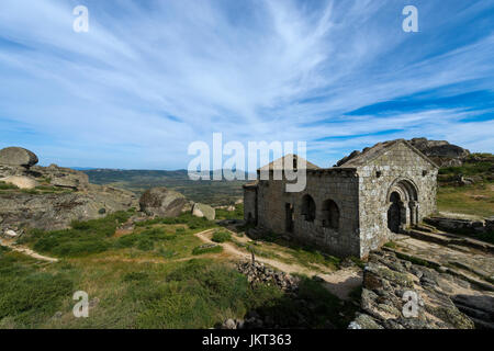 Die romanische Kapelle von São Miguel (Capela de São Miguel) am Rande des mittelalterlichen Dorfes von Monsanto in Portugal Stockfoto