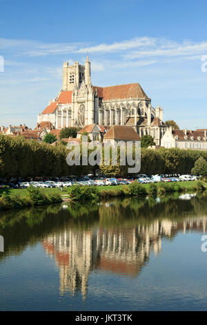 Yonne (89), Auxerre, Frankreich, Yonne et la Cathédrale Saint-Etienne d'Auxerre / / Frankreich, Yonne, Auxerre, Yonne (Fluss) und die Kathedrale St Etienn Stockfoto