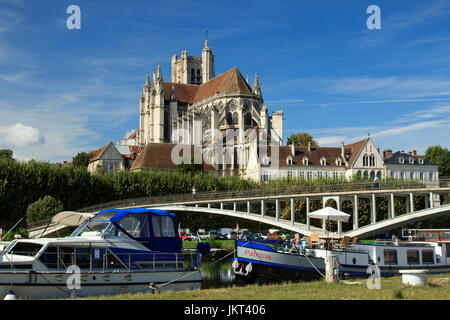 Yonne (89), Auxerre, Frankreich, Yonne et la Cathédrale Saint-Etienne d'Auxerre / / Frankreich, Yonne, Auxerre, Yonne (Fluss) und die Kathedrale St Etienn Stockfoto