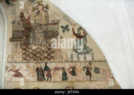 Dänischen mittelalterlichen religiösen Fresken aus dem 14. Jahrhundert im romanischen Stil Oerslev Kirche mit einer Kette-Dance-Szene (oder tanzen Fries).  Roy Stockfoto