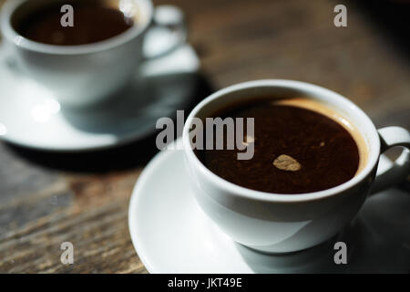 Zwei Tassen heißen schwarzen Kaffee Stockfoto
