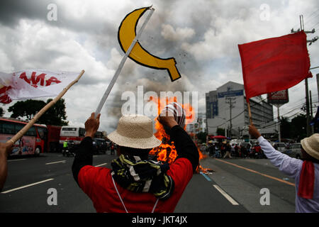 Quezon City, Philippinen. 24. Juli 2017. Demonstranten verbrennen ein Bildnis als Symbol für das US-Militär entlang Commonwealth Avenue in Quezon City. Die Demonstranten ihre Bestürzung in Präsident Duterte zweite Rede zur Lage der Nation ausgestrahlt. Die Demonstranten forderten auch Ende des Kriegsrechts in Mindanao, und Ende des Medikaments im Zusammenhang mit Morden im Land. Bildnachweis: J Gerard Seguia/Pacific Press/Alamy Live-Nachrichten Stockfoto