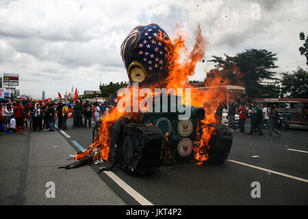 Quezon City, Philippinen. 24. Juli 2017. Demonstranten verbrennen ein Bildnis als Symbol für das US-Militär entlang Commonwealth Avenue in Quezon City. Die Demonstranten ihre Bestürzung in Präsident Duterte zweite Rede zur Lage der Nation ausgestrahlt. Die Demonstranten forderten auch Ende des Kriegsrechts in Mindanao, und Ende des Medikaments im Zusammenhang mit Morden im Land. Bildnachweis: J Gerard Seguia/Pacific Press/Alamy Live-Nachrichten Stockfoto