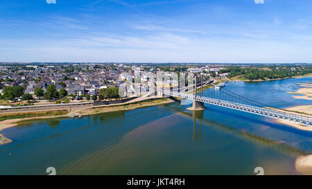 Luftaufnahme von Ancenis Stadt und die Bretagne Anjou Brücke in Loire Atlantique, Frankreich Stockfoto