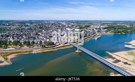 Luftaufnahme von Ancenis Stadt und die Bretagne Anjou Brücke in Loire Atlantique, Frankreich Stockfoto