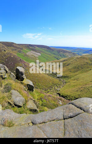 Grindsbrook Clough, die alte Trasse der Pennine Way, aus dem südlichen Rand der Kinder Scout, Derbyshire, Peak District National Park, England, UK. Stockfoto