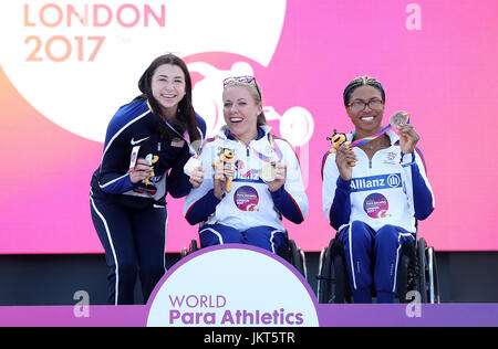 Großbritanniens Hannah Cockroft (Mitte) mit ihrer Goldmedaille und Landsmann Kare Adenegan (rechts) mit ihren Bronze mit USAs Alexa Halko nach der Frauen 400-Meter-Finale T34 Stockfoto