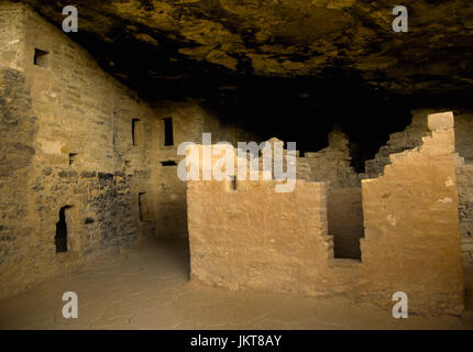 Spruce Tree House Anasazi Klippe Wohnung, Mesa Verde, Colorado: Hauptstraße verläuft 40 Fuß (12 m) zwischen Wohnblocks an der Wand der Höhle zurück. Stockfoto