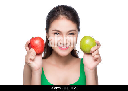 Porträt von asiatische Frau mit rotem und grünem Apfel auf weißem Hintergrund Stockfoto