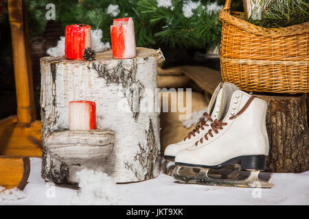 Vintage Schlittschuhe Eiskunstlauf mit Tanne Zweig hängen, rustikaler Hintergrund. Stockfoto