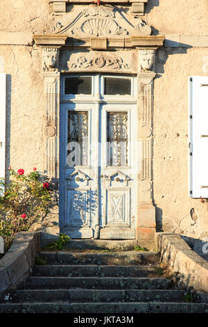 Frankreich, Cantal (15), Ségur-Les-Villen, Porte de Maison Dans le Village / / Frankreich, Cantal, Segur Les Villas, Tür Stockfoto