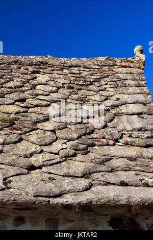 Cantal (15), Saint-Hippolyte, Frankreich, Toit de Lauzes de Maison Traditionelle / / Frankreich, Cantal, Parc Naturel Regional des Vulkane d ' Auvergne (Auvergne Stockfoto