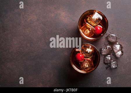 Manhattan Cocktail mit Whiskey. Ansicht von oben mit der Kopie Raum Stockfoto