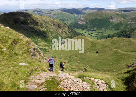 Wanderer, absteigend in Richtung Dovedale von Dove Crag, Lake District, Cumbria, UK Stockfoto