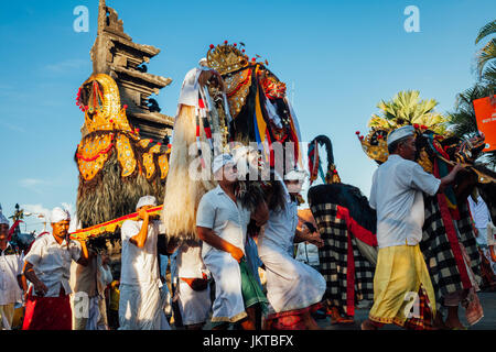 Bali, Indonesien - 7. März 2016: Balinesen in traditioneller Kleidung tragen Jempana oder hölzerne Wurf an der Prozession während balinesische Neujahr cel Stockfoto