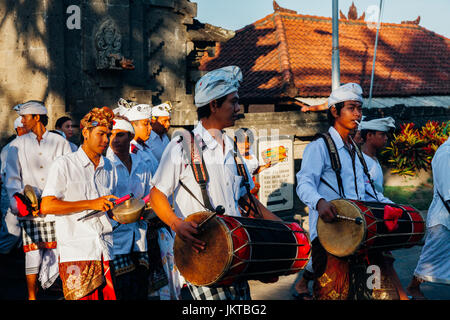 Bali, Indonesien - 7. März 2016: Balinesische traditionelle Musiker spielen die Gamelan an der feierlichen Prozession während balinesische Neujahr feiern. Stockfoto