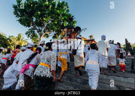 Bali, Indonesien - 7. März 2016: Balinesen in traditioneller Kleidung tragen Jempana oder hölzerne Wurf an der Prozession während balinesische Neujahr cel Stockfoto