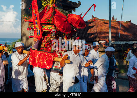 Bali, Indonesien - 7. März 2016: Balinesen in traditioneller Kleidung tragen Jempana oder hölzerne Wurf an der Prozession während balinesische Neujahr cel Stockfoto