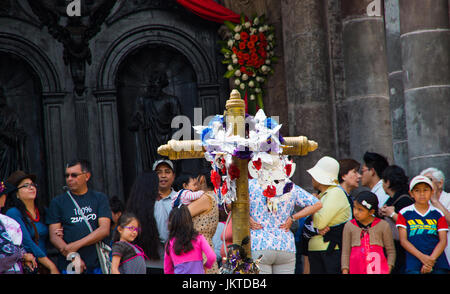 QUITO, ECUADOR - 23. Mai 2017: unbekannte Menschen herumlaufen Präsidentenpalast am Plaza Grande und Verehrung der Jungfrau Maria in Quito, Ecuador Stockfoto