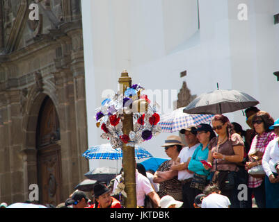 QUITO, ECUADOR - 23. Mai 2017: unbekannte Menschen herumlaufen Präsidentenpalast am Plaza Grande und Verehrung der Jungfrau Maria in Quito, Ecuador Stockfoto
