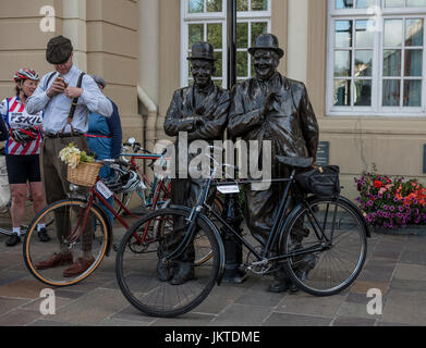 Bronzestatue von Laurel und Hardy in einem Vintage-Radsport-Event in Ulverston, Cumbria Stockfoto