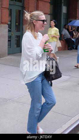 Kirsten Dunst verlassen ihr Hotel New York mit: Kirsten Dunst Where: Manhattan, New York, USA bei: 23. Juni 2017 Credit: TNYF/WENN.com Stockfoto