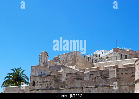 Nordafrika, Marokko: Palmen und alten Mauer der alten Stadt von Tangier, Stadt an der Küste des Maghreb, Nexus für viele verschiedene Kulturen Stockfoto