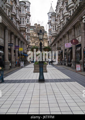 Sizilianische Avenue, Holborn, London. Kleine Fußgängerzone mit Einkaufsstraße. Stockfoto